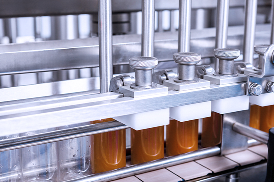 The Stratum Servo driven piston liquid filling machine, medium- high speed intermittent linear filler design. La remplisseuse de liquide à piston servo-motorisée Stratum est une remplisseuse linéaire intermittente à vitesse moyenne et élevée.
